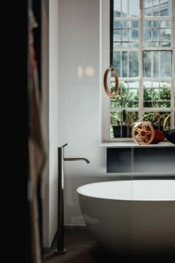 Agape AVAS1093ZZ Spoon Freestanding 63"L X 18.08"H X 33.62"D Bathtub In White -AF SUPPLY Sales Store avas1093zz 3